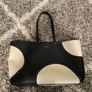 $2000 Authentic Valentino Garavani Rockstud Leather Tote